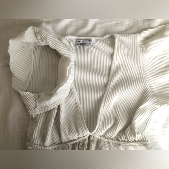 Cropped V-necked Blouse in White🕊✨ - Picture 7 of 11